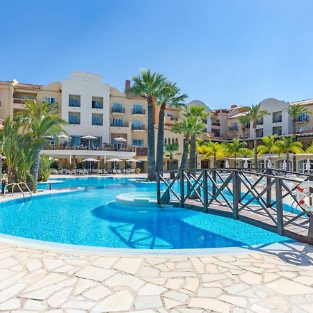 منتجع وسبا دينيا ماريوت لا سيلا جولف دينايا المظهر الخارجي الصورة A swimming pool in a hotel