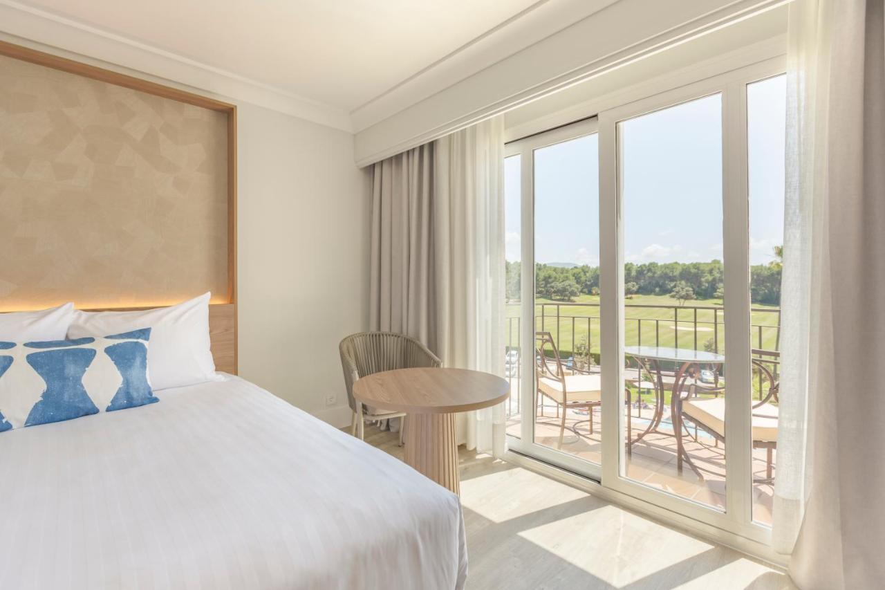منتجع وسبا دينيا ماريوت لا سيلا جولف دينايا المظهر الخارجي الصورة A guest room at the hotel
