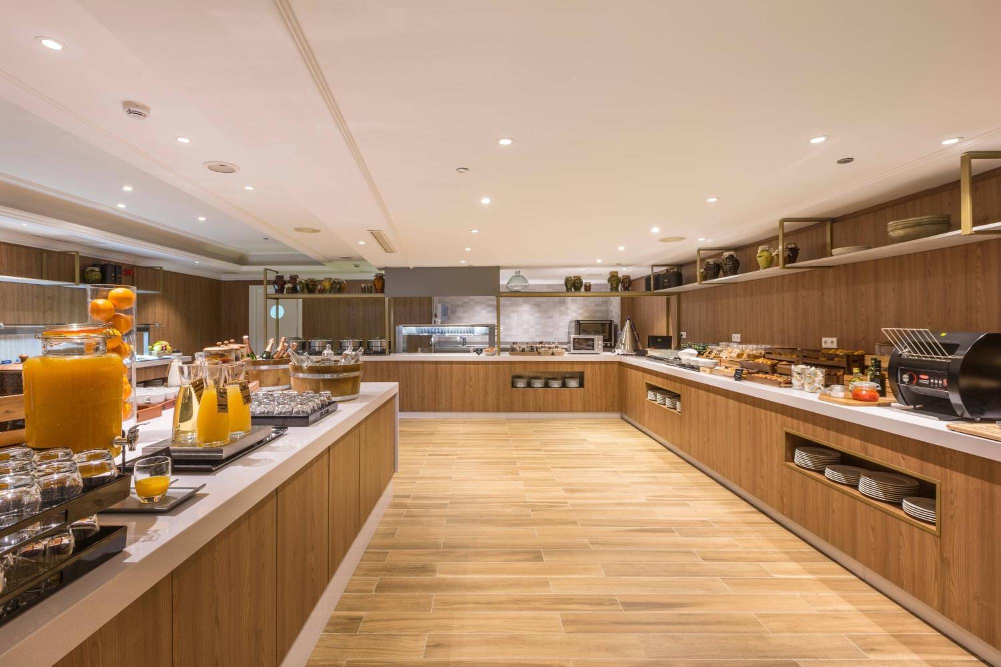 منتجع وسبا دينيا ماريوت لا سيلا جولف دينايا المظهر الخارجي الصورة The buffet at the lounge