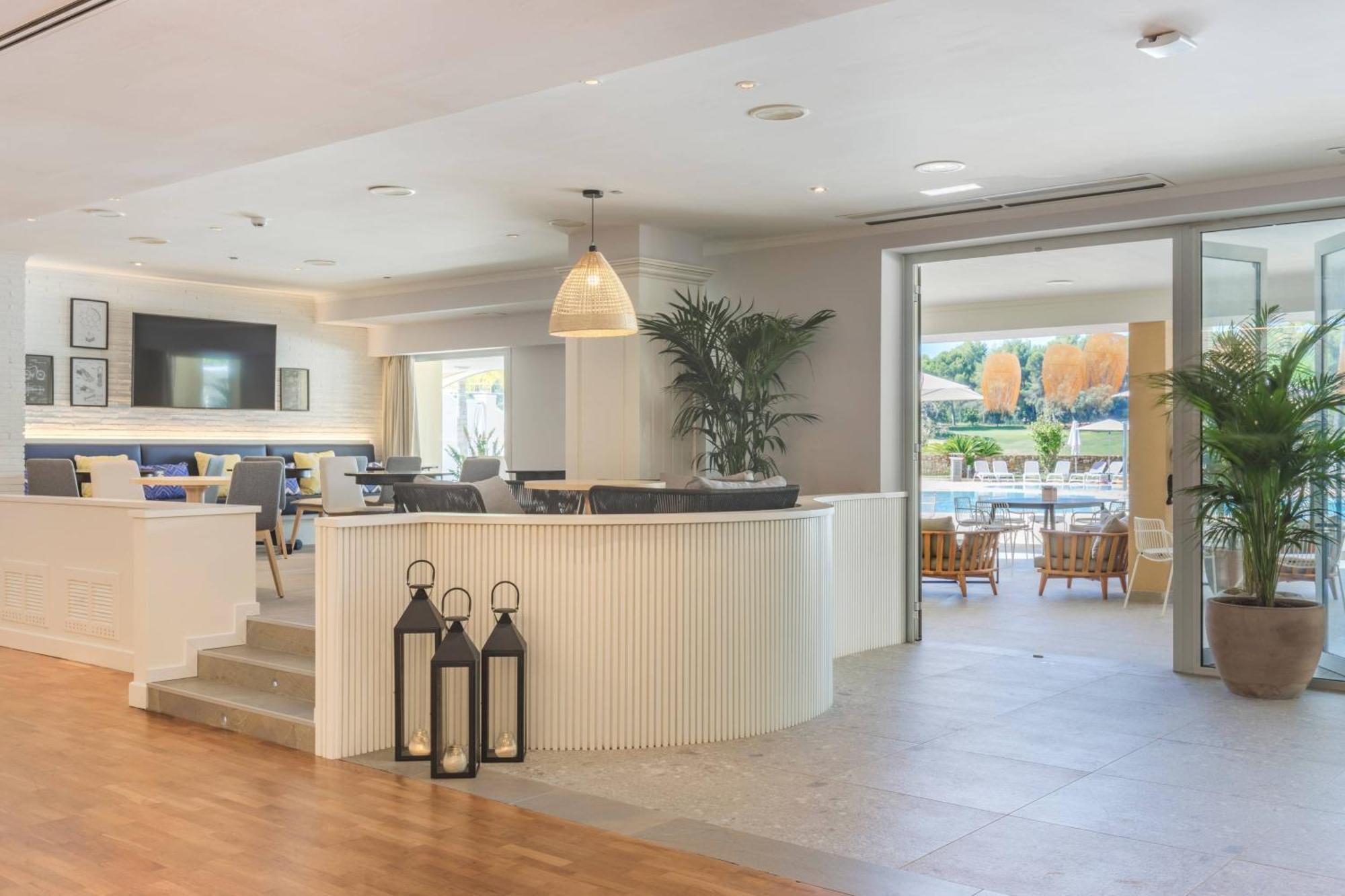 منتجع وسبا دينيا ماريوت لا سيلا جولف دينايا المظهر الخارجي الصورة The interior of the clubhouse at The Grove