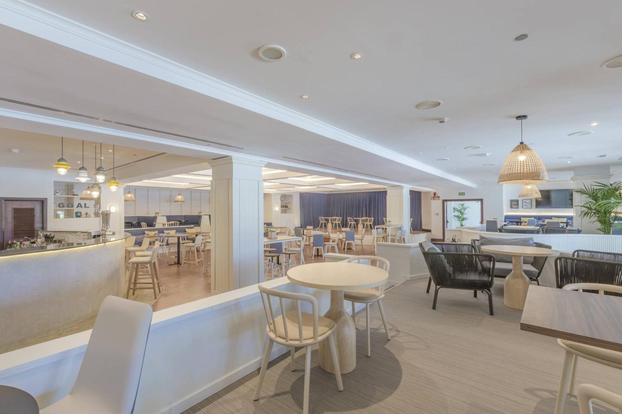 منتجع وسبا دينيا ماريوت لا سيلا جولف دينايا المظهر الخارجي الصورة The interior of the restaurant