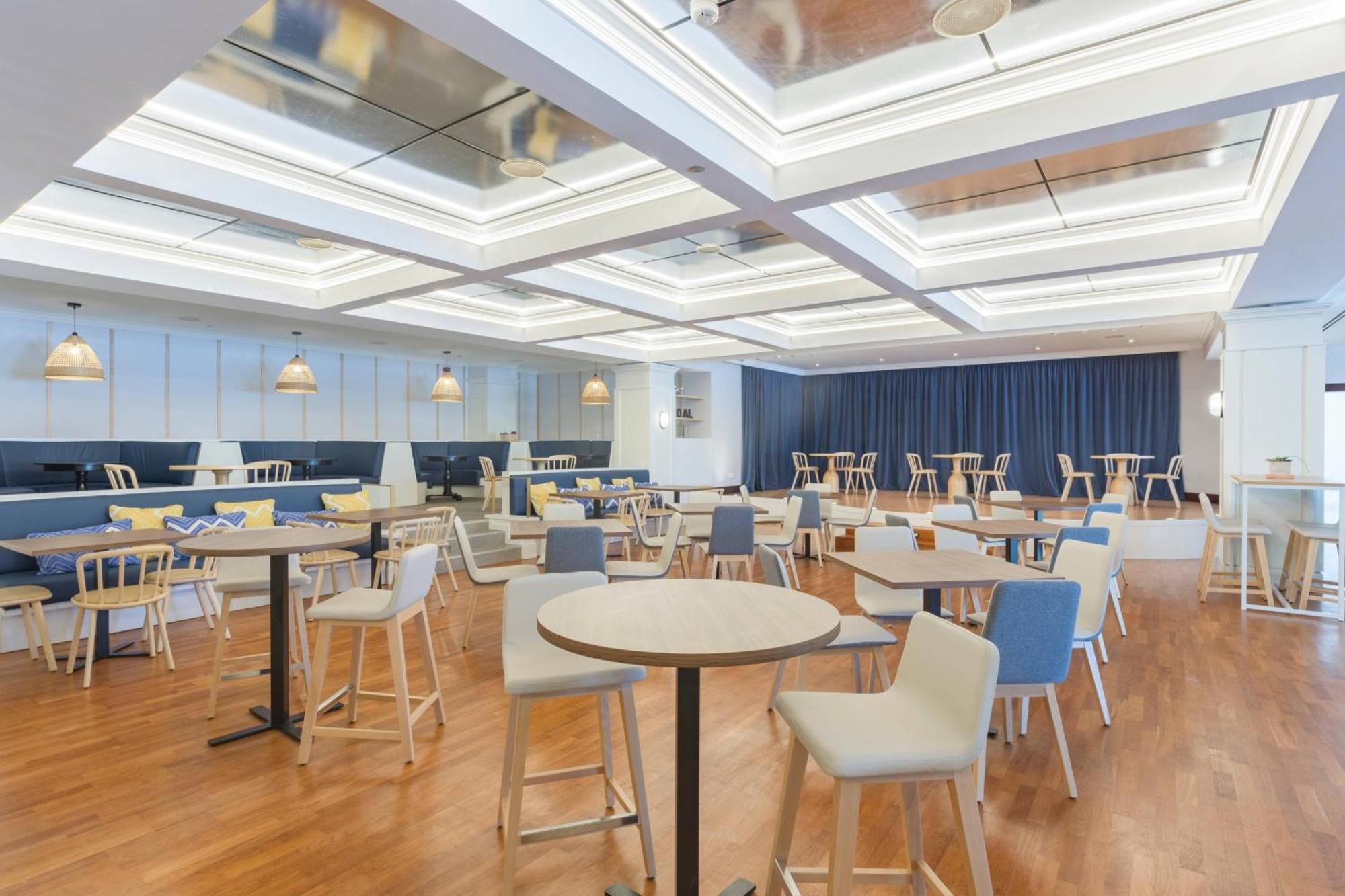 منتجع وسبا دينيا ماريوت لا سيلا جولف دينايا المظهر الخارجي الصورة The lounge at the airport