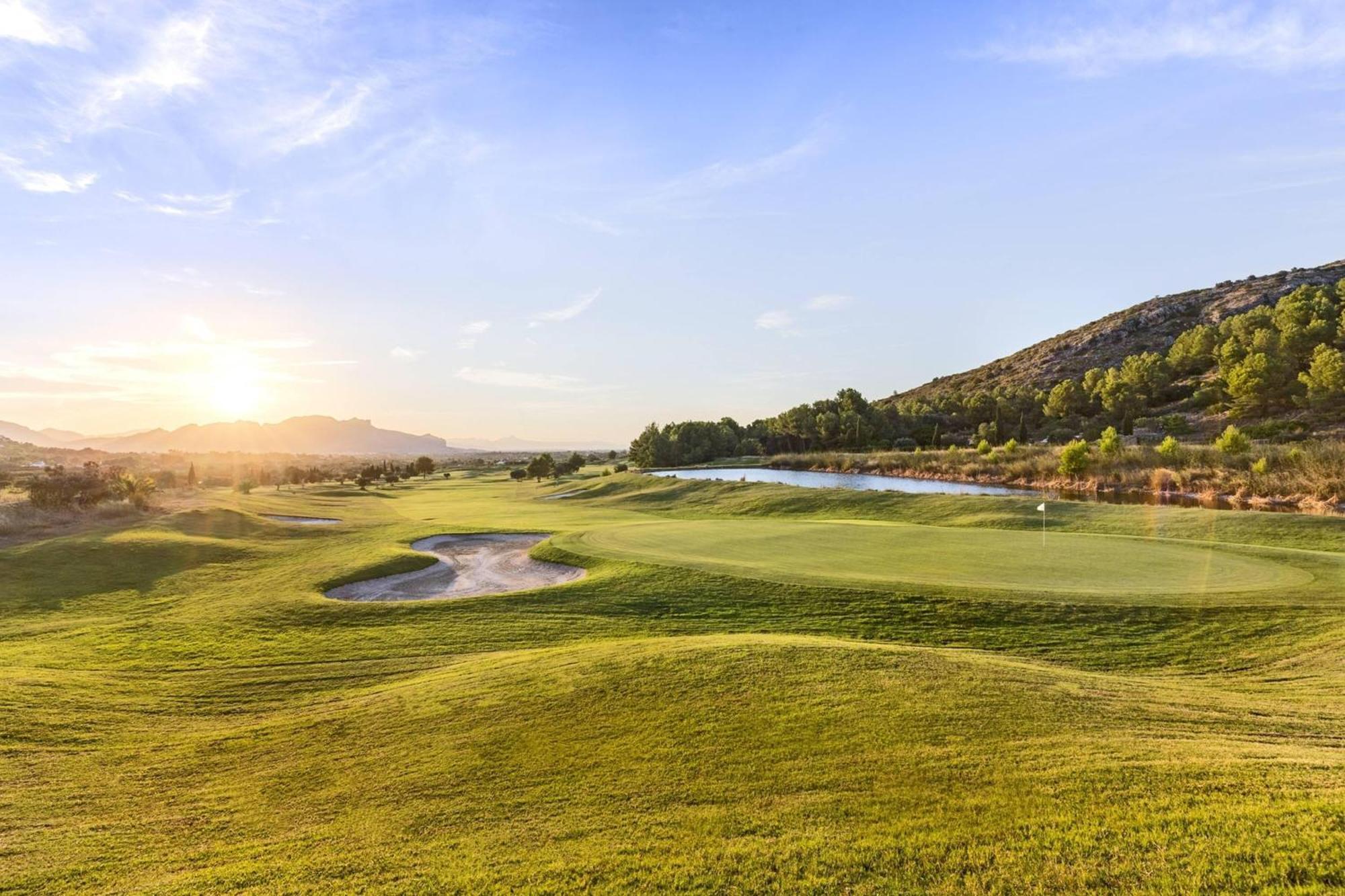 منتجع وسبا دينيا ماريوت لا سيلا جولف دينايا المظهر الخارجي الصورة Golf course at the resort