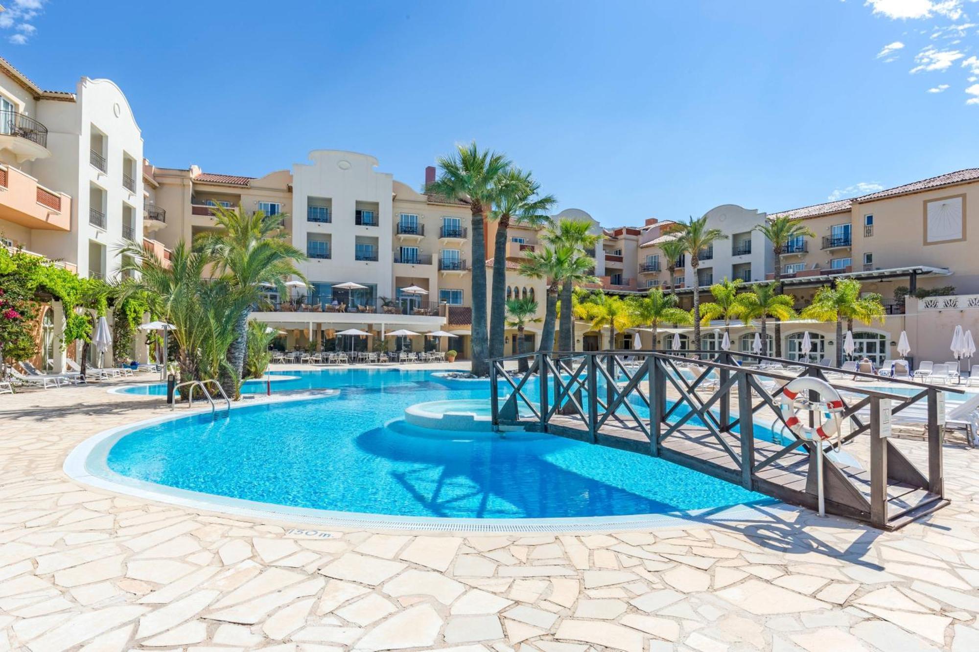 منتجع وسبا دينيا ماريوت لا سيلا جولف دينايا المظهر الخارجي الصورة A swimming pool in a hotel