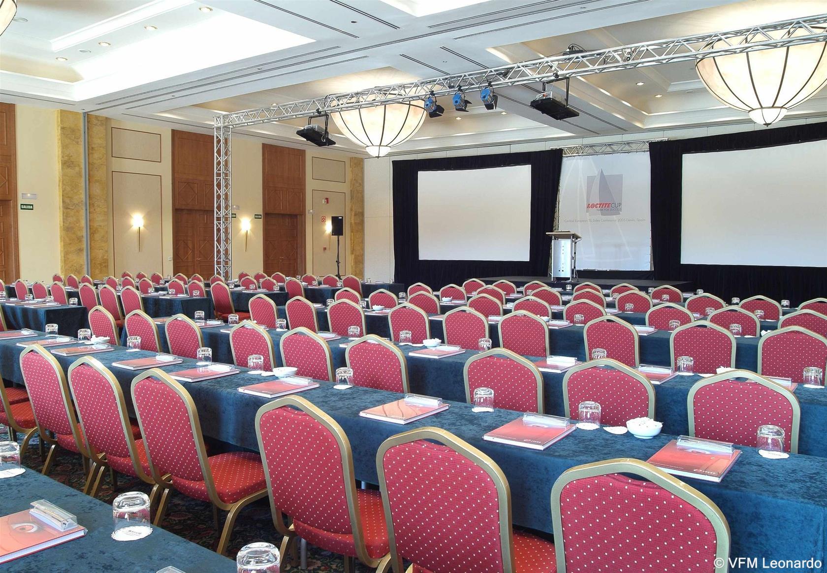 منتجع وسبا دينيا ماريوت لا سيلا جولف دينايا المظهر الخارجي الصورة A conference room